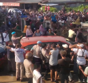 Pelaku Nyaris dirujak masa saat reka ulang kasus pembunuhan pegawai BPS Haltim