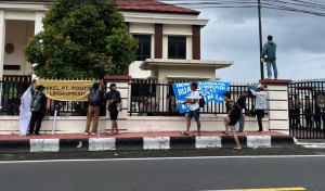 Sidang Berlangsung, Tuntutan Pembebasan 11 Warga Adat Maba Menggema di Luar Pengadilan Soasio