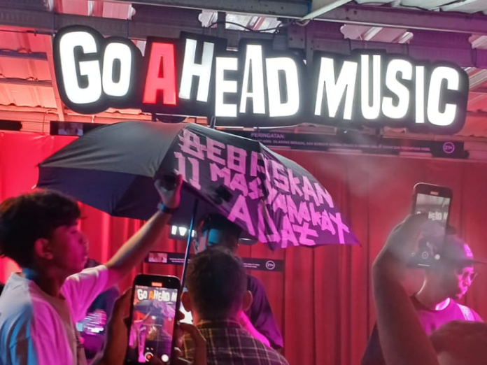 Aksi Solidaritas Right Chambers untuk 11 Warga Maba Sangaji di Panggung Musik