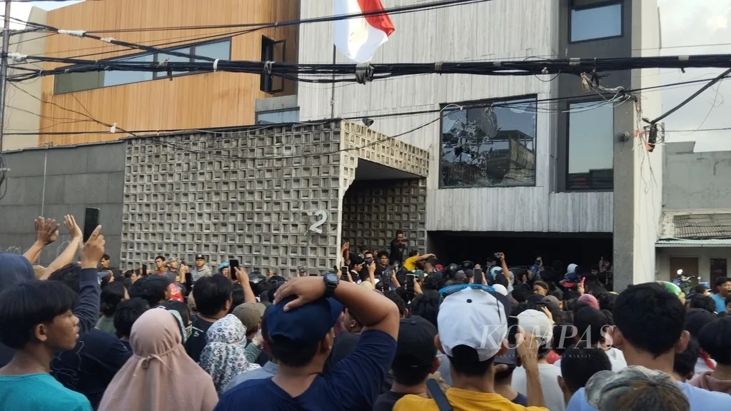 Massa Jarah Rumah Ahmad Sahroni, Rusak Properti dan Bagikan Uang Dolar