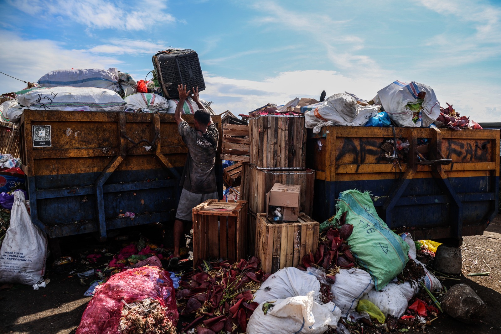 Sampah Menumpuk di Pasar Barito, Pedagang Mengeluh dan Kehilangan Pembeli