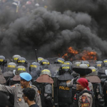 Kobaran Api dan Asap tebal saat Ricu Aksi Pembubaran DPR