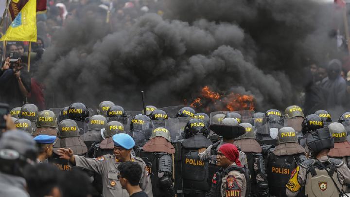 Kobaran Api dan Asap tebal saat Ricu Aksi Pembubaran DPR