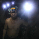 6). para penambang yang membawa alat penerangan seadanya ke dalam lubang yang berkedalaman puluhan meter tersbut agar bisa menembus lorong bawa tanah