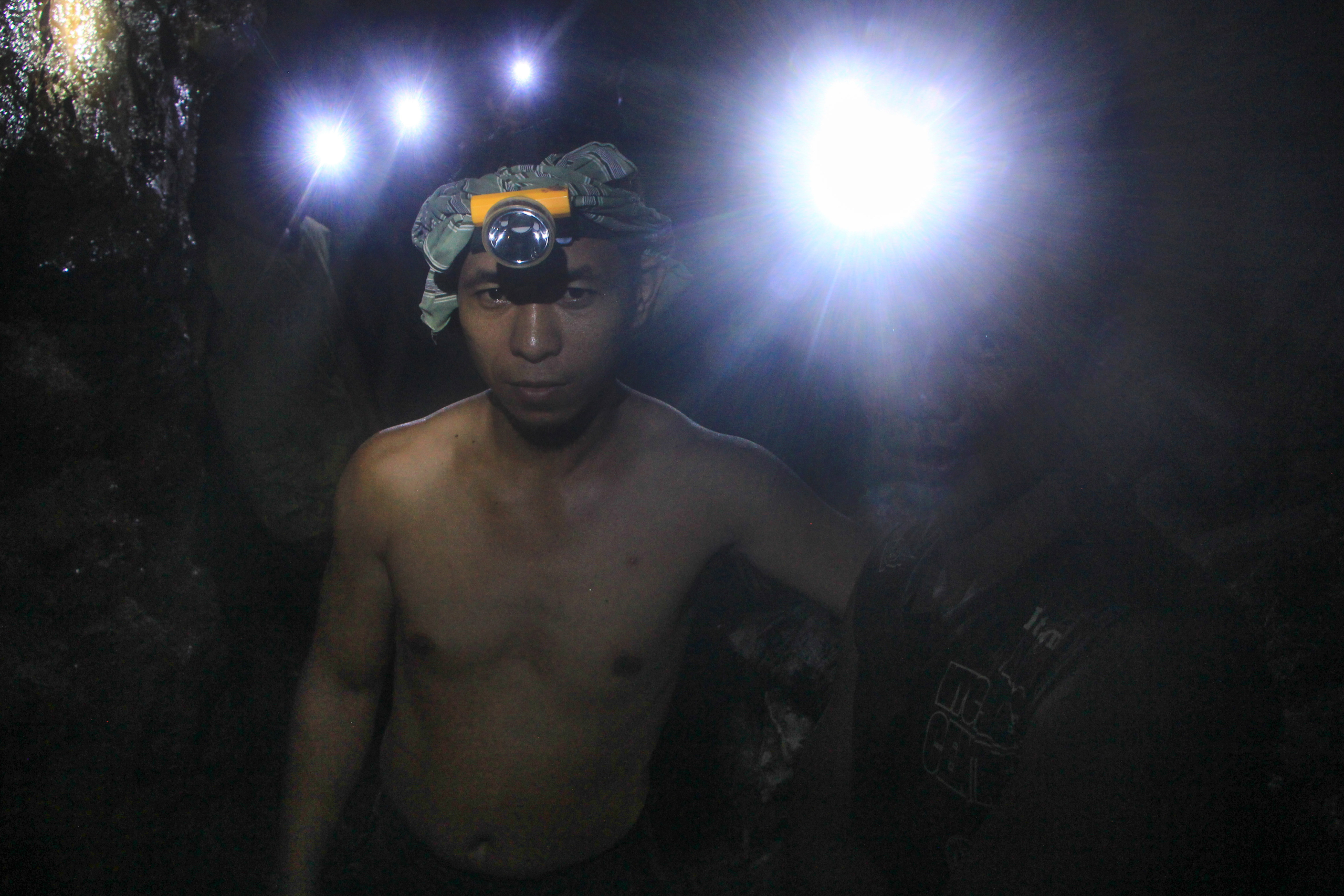 6). para penambang yang membawa alat penerangan seadanya ke dalam lubang yang berkedalaman puluhan meter tersbut agar bisa menembus lorong bawa tanah
