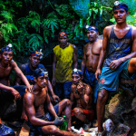 potret para penambang yang sudah melakukan aktivitas  di dalam lubang selama 8-9 jam para penambang bersal dari berbagia daerah seperti Jawa, gorontalo,dan ambon untuk memenuhi kebutuhan keluwarga masing -masang