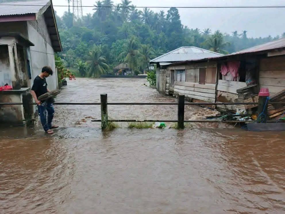 Banjir Rendam Pasar Kampung cina Halbar
