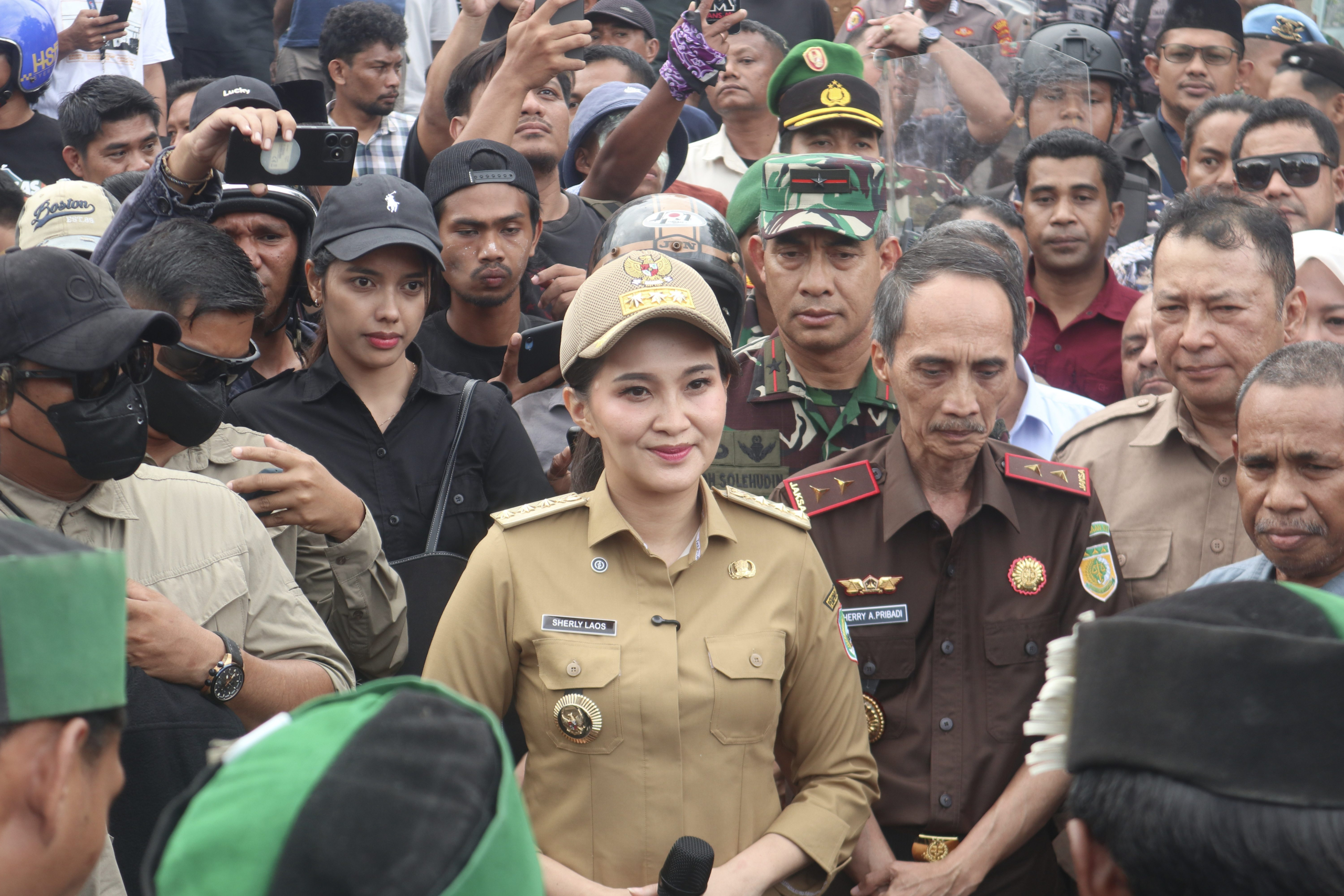 Aksi Ricuh di DPRD Ternate, Massa Kritik Kehadiran Gubernur Hanya Ngonten