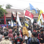 Tampak sejumlah berdera yang di kibarkan saat aksi protes pembubaran DPR. 