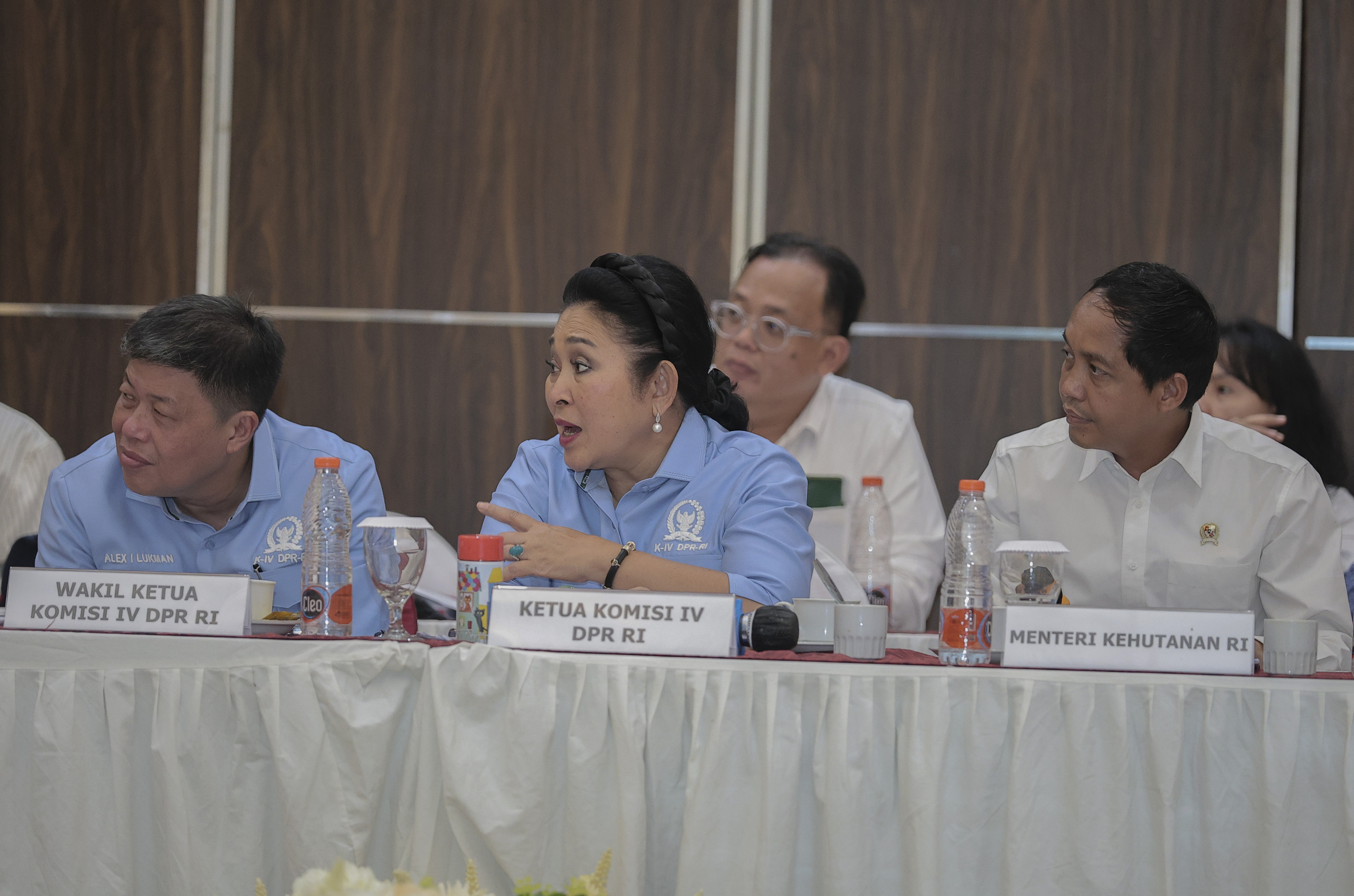 Menteri Kehutanan Raja Juli Antoni (kanan) Ketua Komisi IV DPR RI Siti Hediati Soeharto (tengah) Wakil Ketua Komisi IV DPR RI  Alex Indra Lukman (kiri) berdiskusi usai menyampaikan paparan saat kunjungan kerja di Ternate, Maluku Utara, Selasa (23/9/2025).Dalam kunjungan kerja tersebut Menhut Raja Juli Antoni menegaskan komitmennya dalam memperketat Pengawasan Perizinan Berusaha Pemanfaatan Hutan (PBPH) dan Persetujuan Penggunaan Kawasan Hutan (PPKH) agar hutan yang dimanfaatkan tetap terjaga kelestariannya sesuai arahan Presiden Prabowo Subianto di mana pembangunan tetap harus dilakukan dengan memperhatikan keseimbangan antara nilai ekologi dan ekonomi guna menekan laju deforestasi dan memastikan kelestarian lingkungan di wilayah Maluku Utara.KOKEHE FOTO/Azzam