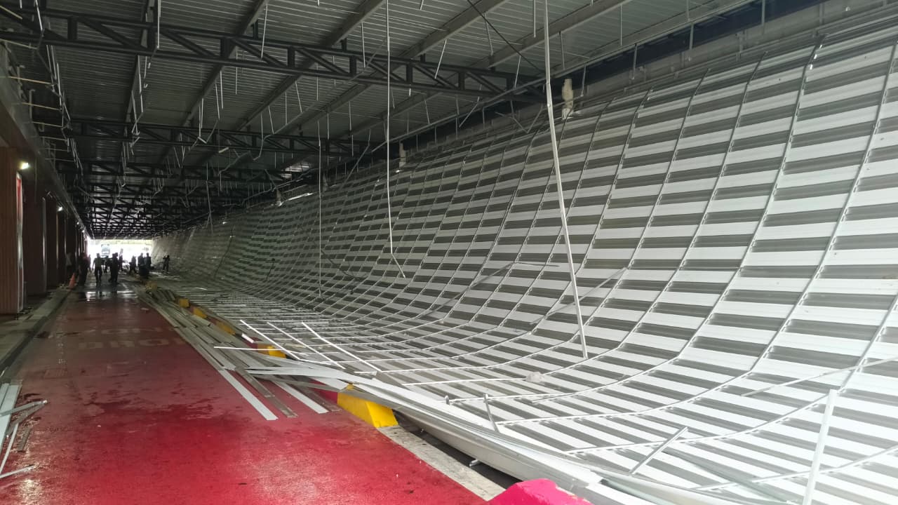 Plafon Bandara Sultan Babullah Ambruk