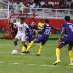 Pesepak bola Malut United Yakob Sayuri (kiri) berusaha melewati pesepak Bola Persik Kediri Rohit Chand (tengah) pada pertandingan lanjutan BRI Liga 1 di Stadion Gelora Kie Raha Ternate, Maluku Utara Sabtu (25/1/2025).Malut United mengalahkan tim tamu Persik Kediri dengan skor 2-1.ANTARA FOTO/Andri Saputra.