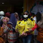 Seorang warga membawa paket sembako saat pelaksanaan Gerakan Pangan Murah (GPM) di Kantor DPD Golkar di Ternate, Maluku Utara, Jumat (6/3/2026). Dewan Pimpinan Daerah (DPD) Partai Golkar Provinsi Maluku Utara menggelar program aspirasi pangan murah Anggota Komisi IV DPR RI Alien Mus dengan menyediakan 1.000 paket sembako murah seharga Rp62 ribu untuk membantu masyarakat mendapatkan bahan pangan murah di bulan Ramadhan sekaligus menstabilkan harga guna menekan angka inflasi. (Andre).