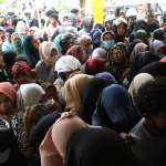 Warga berdesakdesakan untuk mengambil paket sembako saat pelaksanaan Gerakan Pangan Murah (GPM) di Kantor DPD Golkar di Ternate, Maluku Utara, Jumat (6/3/2026). Dewan Pimpinan Daerah (DPD) Partai Golkar Provinsi Maluku Utara menggelar program aspirasi pangan murah Anggota Komisi IV DPR RI Alien Mus dengan menyediakan 1.000 paket sembako murah seharga Rp62 ribu untuk membantu masyarakat mendapatkan bahan pangan murah di bulan Ramadhan sekaligus menstabilkan harga guna menekan angka inflasi. (Andre).