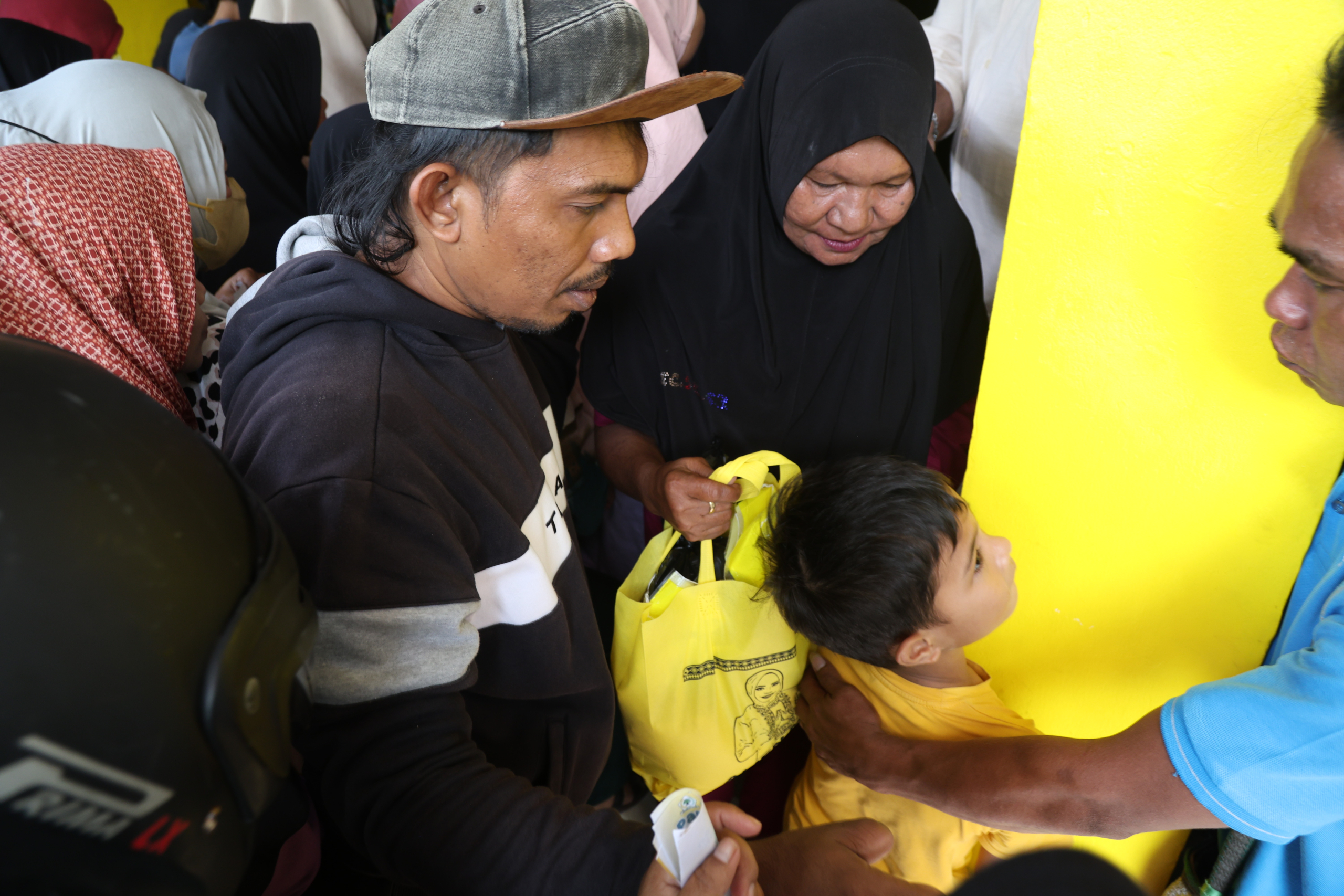 Seorang warga membawa paket sembako saat pelaksanaan Gerakan Pangan Murah (GPM) di Kantor DPD Golkar di Ternate, Maluku Utara, Jumat (6/3/2026). Dewan Pimpinan Daerah (DPD) Partai Golkar Provinsi Maluku Utara menggelar program aspirasi pangan murah Anggota Komisi IV DPR RI Alien Mus dengan menyediakan 1.000 paket sembako murah seharga Rp62 ribu untuk membantu masyarakat mendapatkan bahan pangan murah di bulan Ramadhan sekaligus menstabilkan harga guna menekan angka inflasi. (Andre).
