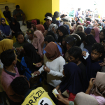 Warga berdesak desakan untuk mengambil  paket  sembako saat Pangan Murah (GPM) di Kantor DPD Golkar di Ternate, Maluku Utara, Jumat (6/3/2026). Dewan Pimpinan Daerah (DPD) Partai Golkar Provinsi Maluku Utara menggelar program aspirasi pangan murah Anggota Komisi IV DPR RI Alien Mus dengan menyediakan 1.000 paket sembako murah seharga Rp62 ribu untuk membantu masyarakat mendapatkan bahan pangan murah di bulan Ramadhan sekaligus menstabilkan harga guna menekan angka inflasi.(Foto Andre)
