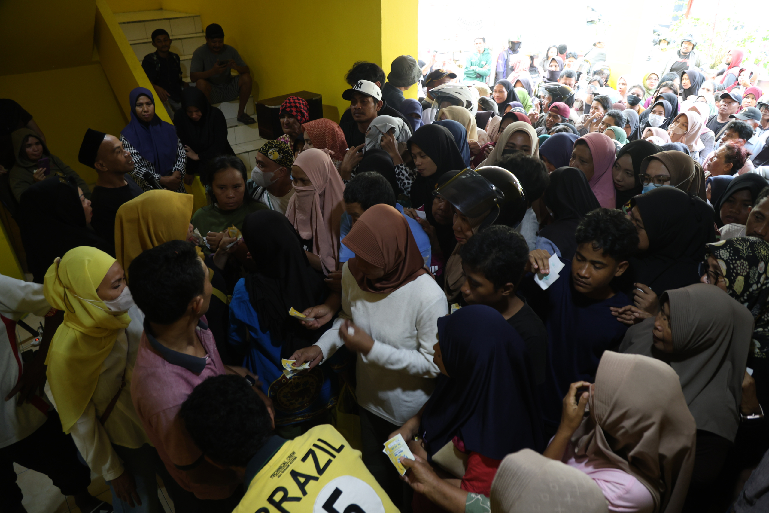 Warga berdesak desakan untuk mengambil  paket  sembako saat Pangan Murah (GPM) di Kantor DPD Golkar di Ternate, Maluku Utara, Jumat (6/3/2026). Dewan Pimpinan Daerah (DPD) Partai Golkar Provinsi Maluku Utara menggelar program aspirasi pangan murah Anggota Komisi IV DPR RI Alien Mus dengan menyediakan 1.000 paket sembako murah seharga Rp62 ribu untuk membantu masyarakat mendapatkan bahan pangan murah di bulan Ramadhan sekaligus menstabilkan harga guna menekan angka inflasi.(Foto Andre)
