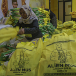 Petugas menyusun paket sembako saat pelaksanaan Gerakan Pangan Murah (GPM) di Kantor DPD Golkar di Ternate, Maluku Utara, Jumat (6/3/2026). Dewan Pimpinan Daerah (DPD) Partai Golkar Provinsi Maluku Utara menggelar program aspirasi pangan murah Anggota Komisi IV DPR RI Alien Mus dengan menyediakan 1.000 paket sembako murah seharga Rp62 ribu untuk membantu masyarakat mendapatkan bahan pangan murah di bulan Ramadhan sekaligus menstabilkan harga guna menekan angka inflasi.(Foto Andre)