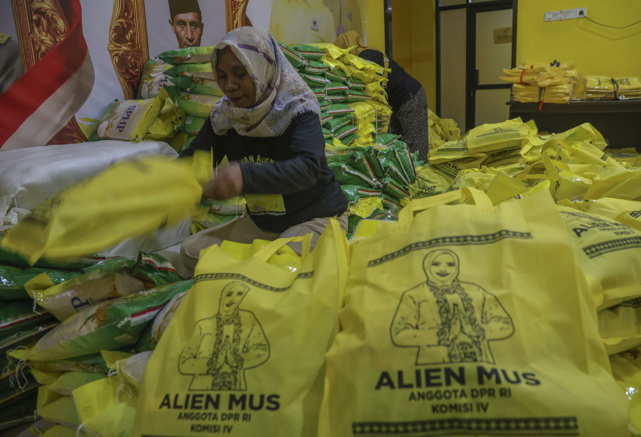 Petugas menyusun paket sembako saat pelaksanaan Gerakan Pangan Murah (GPM) di Kantor DPD Golkar di Ternate, Maluku Utara, Jumat (6/3/2026). Dewan Pimpinan Daerah (DPD) Partai Golkar Provinsi Maluku Utara menggelar program aspirasi pangan murah Anggota Komisi IV DPR RI Alien Mus dengan menyediakan 1.000 paket sembako murah seharga Rp62 ribu untuk membantu masyarakat mendapatkan bahan pangan murah di bulan Ramadhan sekaligus menstabilkan harga guna menekan angka inflasi.(Foto Andre)