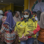 Seorang warga membawa paket sembako saat pelaksanaan Gerakan Pangan Murah (GPM) di Kantor DPD Golkar di Ternate, Maluku Utara, Jumat (6/3/2026). Dewan Pimpinan Daerah (DPD) Partai Golkar Provinsi Maluku Utara menggelar program aspirasi pangan murah Anggota Komisi IV DPR RI Alien Mus dengan menyediakan 1.000 paket sembako murah seharga Rp62 ribu untuk membantu masyarakat mendapatkan bahan pangan murah di bulan Ramadhan sekaligus menstabilkan harga guna menekan angka inflasi. (Andre).