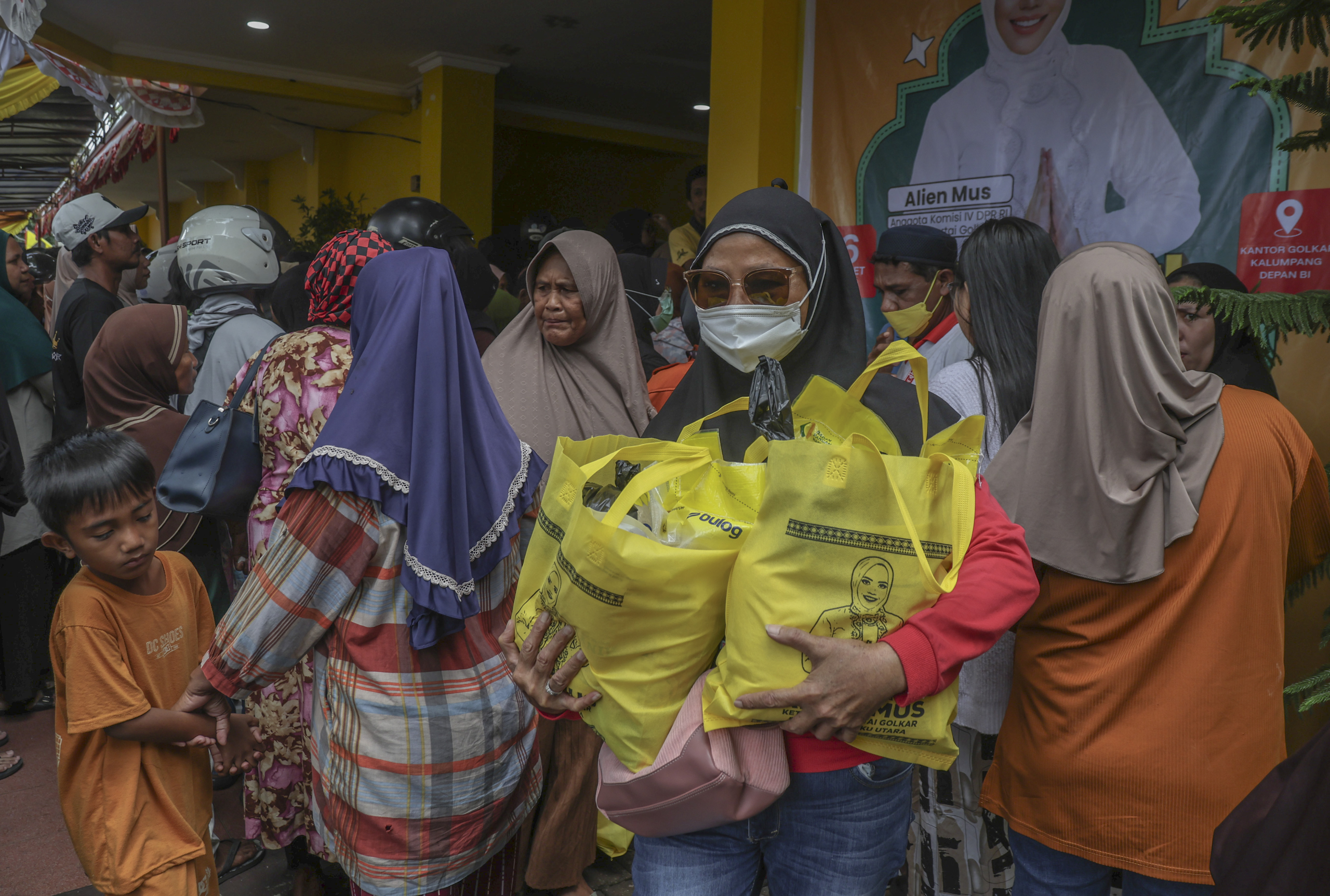 Seorang warga membawa paket sembako saat pelaksanaan Gerakan Pangan Murah (GPM) di Kantor DPD Golkar di Ternate, Maluku Utara, Jumat (6/3/2026). Dewan Pimpinan Daerah (DPD) Partai Golkar Provinsi Maluku Utara menggelar program aspirasi pangan murah Anggota Komisi IV DPR RI Alien Mus dengan menyediakan 1.000 paket sembako murah seharga Rp62 ribu untuk membantu masyarakat mendapatkan bahan pangan murah di bulan Ramadhan sekaligus menstabilkan harga guna menekan angka inflasi. (Andre).